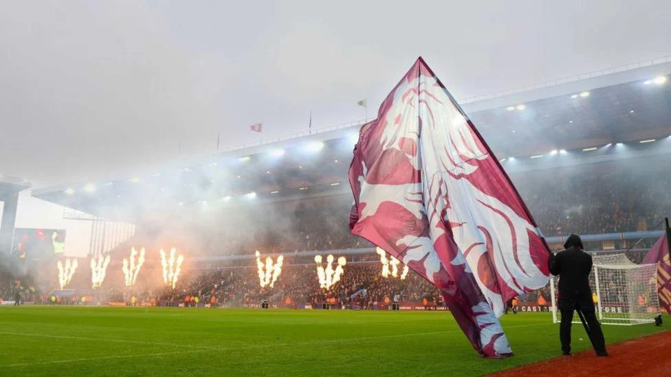 Aston Villa Bakal Tuntut Hukum Jamie Carragher