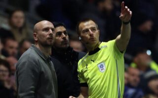 Laga Arsenal Kontra Fleetwood Terhenti Akibat Drone