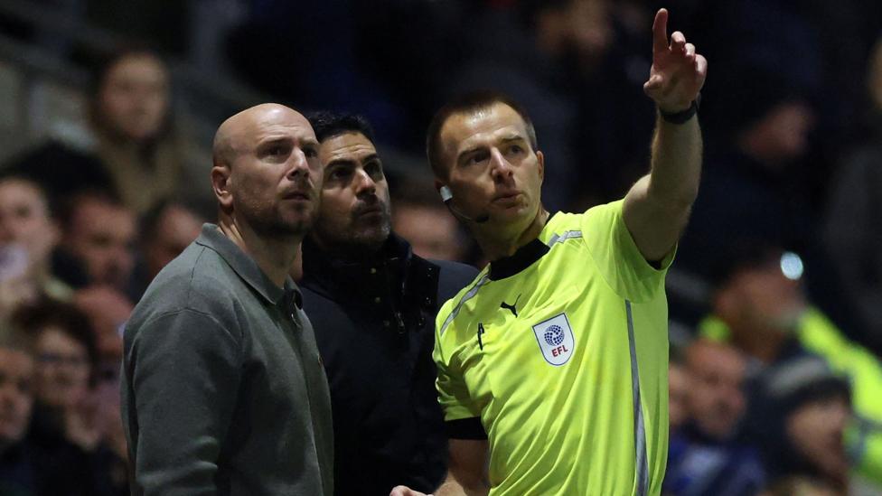 Laga Arsenal Kontra Fleetwood Terhenti Akibat Drone