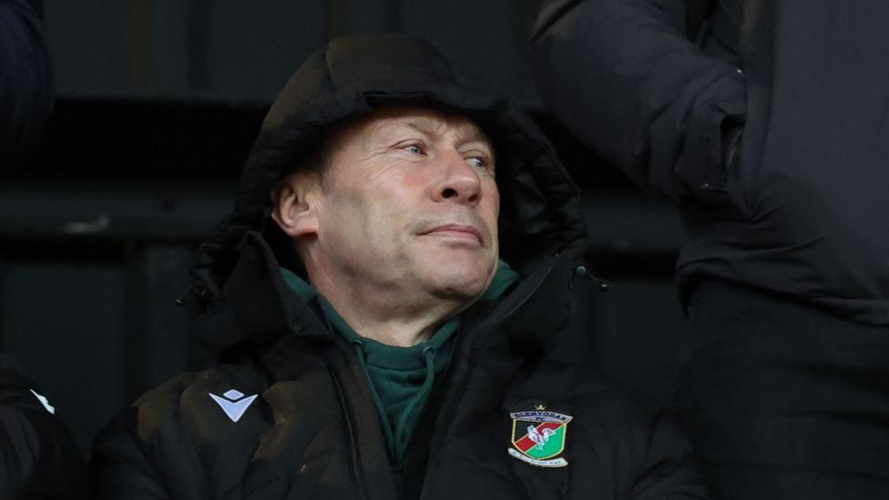 Debut Duncan Ferguson di Glentoran Ditunda Akibat Cuaca