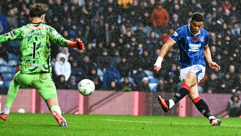 Penyerang Tajam, Rangers Kalahkan St Johnstone 4-0
