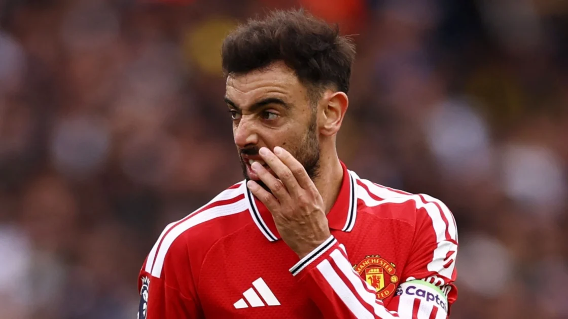 Carrick Bertahan di MU, Masa Depan Mazraoui Terancam
