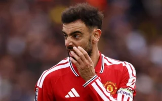 Carrick Bertahan di MU, Masa Depan Mazraoui Terancam