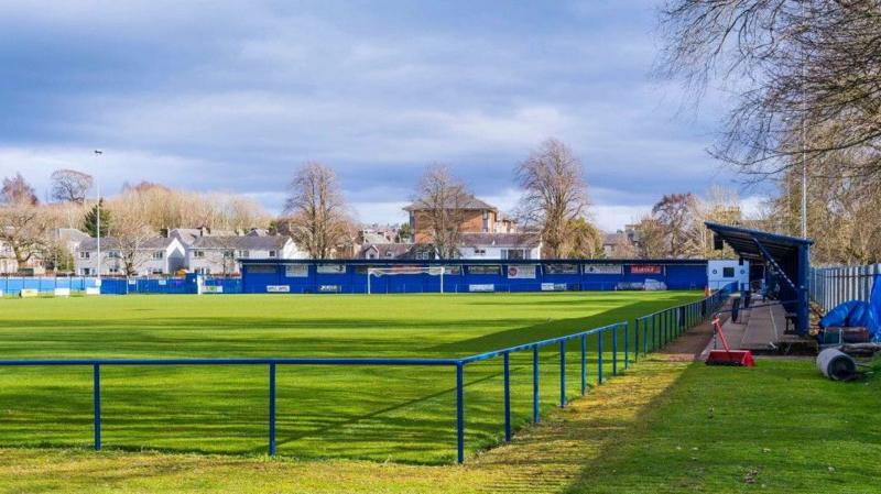 Suporter Bantu Pembersihan Lapangan Penicuik untuk Piala Skotlandia
