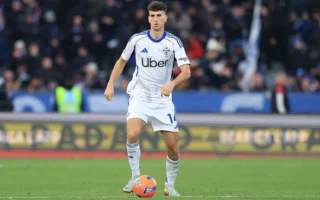 Manchester United Minati Bek Muda Como Jacobo Ramon