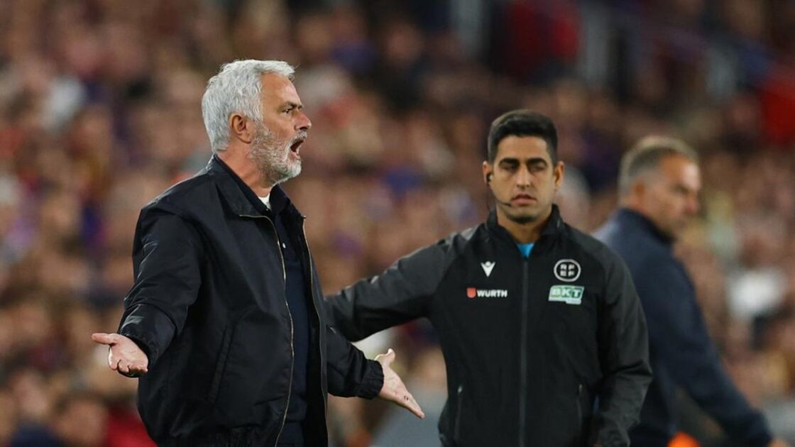 Viral Tatapan Tajam Mourinho ke Bench Barcelona di El Clasico