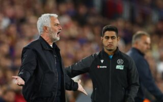 Viral Tatapan Tajam Mourinho ke Bench Barcelona di El Clasico