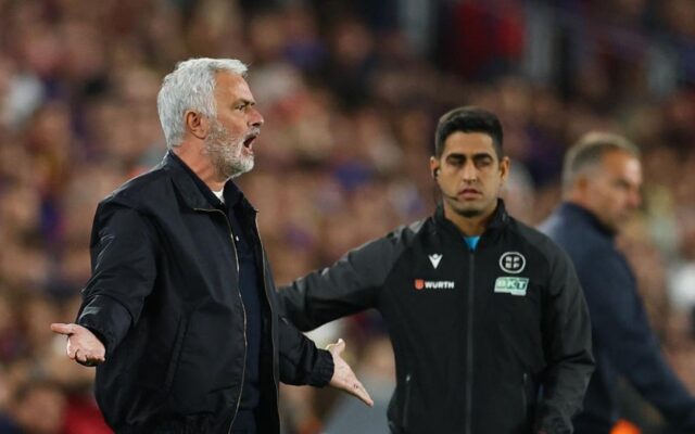 Viral Tatapan Tajam Mourinho ke Bench Barcelona di El Clasico